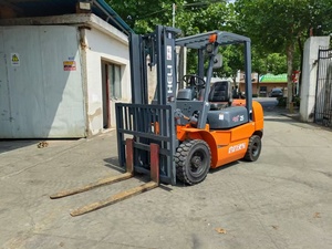 โรงงานจีนขายรถยกขนาดเล็ก 3 ตัน ยี่ห้อญี่ปุ่น เครื่องยนต์ดีเซล ระบบไฮดรอลิกมือหมุน เครื่องยนต์อีซูซุ รถยกมือสองราคาถูก - Product Image 2