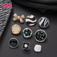 Accessoires de vêtements en argent à la mode boutons de perles cousus à la main en alliage de zinc en métal motif gravé perles de dentelle pour sacs de vêtements