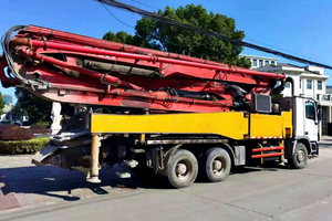 Pompe à béton à flèche d'occasion à faible nombre d'heures de fonctionnement, portée verticale de 46 m et débit de 180 m³/h pour la construction de bâtiments de taille moyenne - Product Image 3