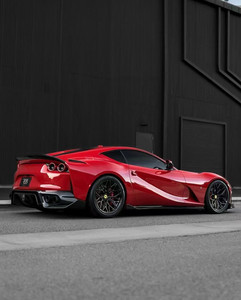 ชุดแต่งคาร์บอนไฟเบอร์สไตล์ 1016 สำหรับ Ferrari 812 สภาพใหม่ พร้อมลิ้นกันชนหน้าและดิฟฟิวเซอร์สปอยเลอร์ - Product Image 6