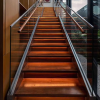 Barre métallique moderne en forme de zigzag pour escalier droit Garde-corps en verre en bois massif et durable pour une utilisation en appartement