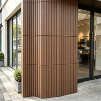 Panneau mural extérieur en composite bois-plastique résistant aux intempéries et aux décolorations pour la rénovation de façade de magasin