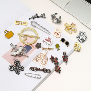 Insignias de metal esmaltado personalizadas con pedrería y broches de seguridad para promoción - Product Image 6