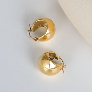 Boucles <span class=keywords><strong>d</strong></span>'oreilles créoles MICCI en acier inoxydable plaqué or 18 carats PVD, personnalisées, avec motif boule creuse, style statement - Product Image 4