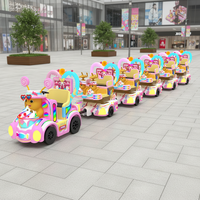 Atractivo Tren sin Rieles Nailong Rosa y Amarillo, Diseño IP Adorable, Tren Turístico con Asientos Móviles para Parques Infantiles Interiores y Exteriores