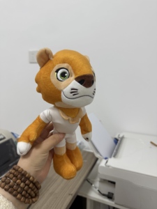 Peluche Mascotte Mondiali 2026 ZAYU MAPLE CLUTCH 25cm, Regalo Personalizzato per Appassionati <span class=keywords><strong>di</strong></span> Calcio - Product Image 4