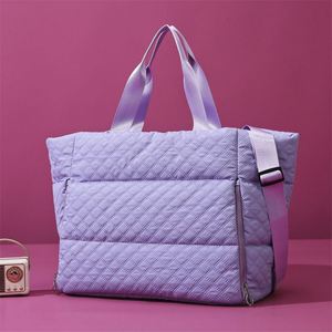 Sac de sport et de voyage personnalisé pour femme en coton Oxford rembourré, grand sac fourre-tout portable à motif losanges pour le yoga - Product Image 3