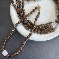Collier en perles de pierres précieuses colorées faites à la main, avec pendentif plaqué or en pierre naturelle et perle d'eau douce, idéal pour un cadeau (vente en gros)