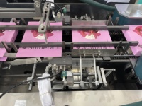 Machine d'emballage automatique pour serviettes hygiéniques, bandages, pansements, sachets et boîtes de cartonnage