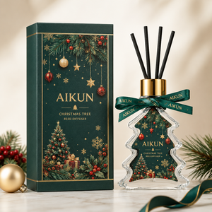 Diffuseur de parfum en verre Aikun en forme de sapin de Noël avec bâtonnets noirs, capuchon doré, ruban vert de marque et boîte cadeau pour la décoration des fêtes - Product Image 1