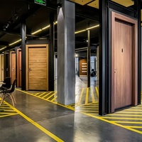 Porte d'entrée battante intérieure en bois massif de qualité supérieure, bien scellée, certifiée CE, résistante aux balles, pour projets modernes d'appartements et de villas
