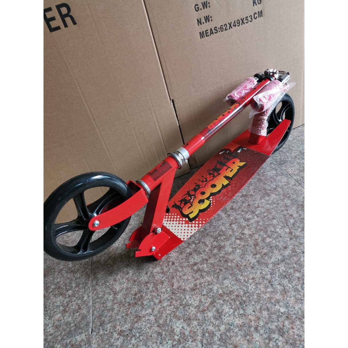 Rojo, con embalaje en caja de color.