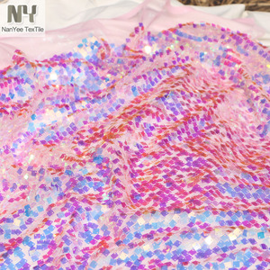 Nanyee Textil Precio al por mayor 9MM <span class=keywords><strong>Rosa</strong></span> brillante Iridiscente Brillante Cuadrado Lentejuelas Tela - Product Image 2