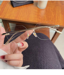 نظارات مسطحة نسائية عالية القيمة بدون إطار مضادة للضوء الأزرق ومضادة للإشعاع نظارات خفيفة للغاية لقصر النظر بتصميم عصري - Product Image 4