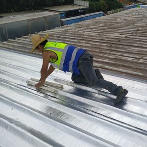 Membrana impermeabilizante autoadhesiva reforzada con papel de aluminio resistente bituminoso de alta temperatura para techos de hormigón - Product Image 4