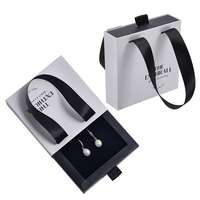 Ensemble de boîtes à bijoux en papier avec logo personnalisé imprimé, emballage de luxe pour collier pendentif avec tiroir blanc, boîtes à bijoux en carton, pièces