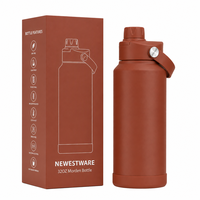Bouteille de sport isotherme de 32 oz avec couvercle à poignée de transport et base en silicone monobloc, antidérapante, sans BPA