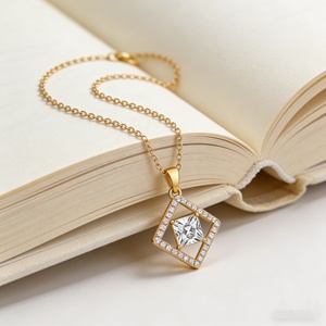 Collier en laiton plaqué or 18 carats avec chaîne à maillons et pendentif carré flottant en zircon cubique AAA - Product Image 6