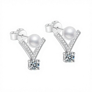 Pendientes de Perlas de Moissanita con Certificación GRA |   Joyería de Lujo en Plata S925 con Baño de Rodio y Oro, Perla de Agua Dulce Color D en Forma de V - Product Image 2