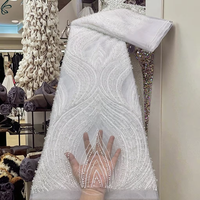 Tissu en dentelle blanche brodé de perles et de sequins faits main de luxe pour robes de mariée, de soirée et accessoires en tulle perlé pour filles