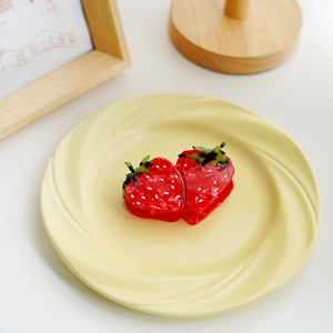 Barrette à cheveux unisexe en acétate rouge vif avec motif fraise, texture peau, détails 3D grain de semence, couleurs personnalisables pour la mode estivale - Product Image 6