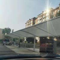 Abri de voiture en membrane tendue durable pour l'aménagement de parkings publics en extérieur