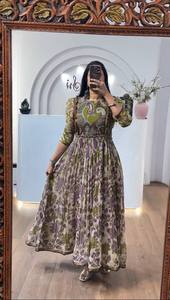Robe Kalamkari la plus vendue pour femmes, vêtement traditionnel pour les événements, les programmes culturels et les tenues de fête, disponible au meilleur prix - Product Image 4