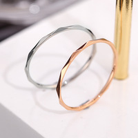 Titanstahlring für Damen mit Zirkonia, glatter Roségold-Band, modisch und schlicht, trendig für den Zeigefinger, leichter Luxus.