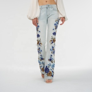 Jeans de Mezclilla de Cintura Baja para Mujer, Diseño OEM, Bordado Floral, Estilo Boho-Chic, Color Azul Claro, Corte Acampanado - Product Image 1