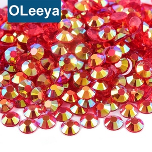 โรงงานโอลียา ขายส่งคริสตัลเรซิ่นแบบใส ขนาด 2 มม. 3 มม. 4 มม. 5 มม. 6 มม. สีใส แบบหลังแบน ไม่ใช้กาวร้อน สำหรับตกแต่งเสื้อผ้า - Product Image 1
