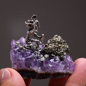 Venta al por mayor CrystalHola: Adorno de estatua de minero con racimo de amatista, hecho a mano, de moda, de piedra en bruto, decorativo para el hogar y escritorio, ideal para festividades. - Product Image 1