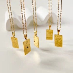 Collier pendentif carte de tarot en acier inoxydable plaqué or 18K PVD |   Collier carré avec pendentif Tarot pour femme - Product Image 2