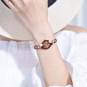 Reloj de pulsera de cuarzo de moda con luminiscencia, resistente al agua y calendario, fabricante de relojes para mujer, venta al por mayor. - Product Image 3