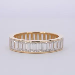 10k黄金订婚戒指，带2x 4毫米长棍面包含沙石通道设置结婚戒指
