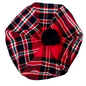 Este es un gorro de lana tartán moderno de Wemyss. - Product Image 1