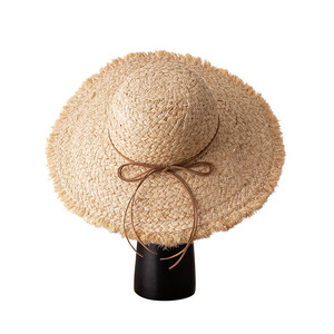 Chapeau de soleil dôme à large bord en paille de raphia naturelle pour enfants, avec bords effilochés, idéal pour le voyage, collection Printemps-Été - Product Image 2