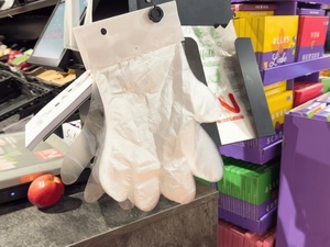 Guantes Desechables de Plástico de Grado Alimenticio con Orificio, Material PE, Impermeables y Duraderos para Supermercados y Gasolineras - Product Image 1