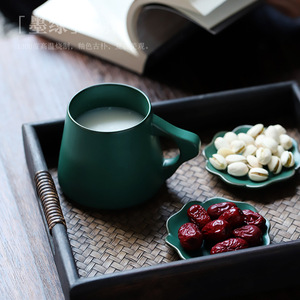 Taza de Cerámica Verde Oscuro 380ml Acabado Mate Para Uso en Casa u Oficina - Product Image 1
