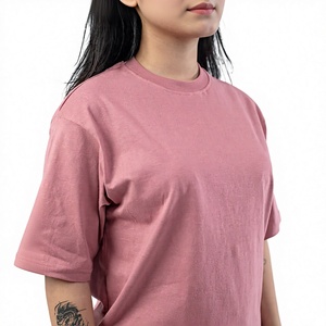 เสื้อยืดโอเวอร์ไซส์ผู้หญิง ผ้าฝ้าย 100% สไตล์ลำลอง ไซส์พลัส คุณภาพดีที่สุด ทรงไหล่ตก รับสกรีนโลโก้ สีพื้นหลากสี 240 GSM - Product Image 4
