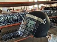 Casque en polycarbonate avec protection en maille métallique, anti-coupure, résistant au feu, anti-émeute, avec visière plate et incurvée