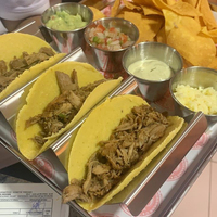 Spülmaschinen fest Edelstahl Stapelbarer Taco Rack 2/3-Schlitz-Taco-Halter mit integrierten Saucen bechern Mexikanischer Pfannkuchenst änder