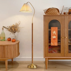 Lampadaire en bois rétro plissé à <span class=keywords><strong>arc</strong></span> américain avec abat-jour en tissu Colth - Product Image 3