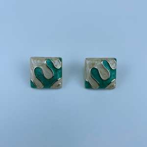 कस्टमाइज्ड पुरुषों के शेल्ड स्टड किए गए लोगो शर्ट में धातु मिश्र धातु बटन जस्ता चढ़ाना कस्टम पैटर्न सिलाई कपड़े को कवर करते हैं। - Product Image 4