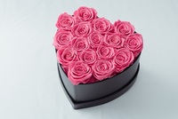 Boîte-cadeau élégante de 16 roses rouges conservées en papier en forme de coeur faite à la main pour la Saint-Valentin