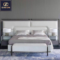Lit double grand écran de luxe haut de gamme sur mesure en cuir italien pour chambre principale de villa, design d'usine