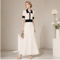 Robe longue en tricot pour femme, style preppy moderne, col contrastant, boutons dorés côtelés, coupe évasée pour un look contemporain
