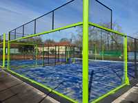 Terrain de padel extérieur de luxe avec verre de sécurité, vue panoramique, structure en acier