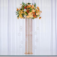 Support de centre de table haut doré avec boule de cristal et porte-fleurs pour la décoration de table de réception de mariage, banquet ou événement