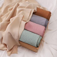 Vente en gros Foulard léger tendance élégant pour femme Tudang Malaisie Châle solide et doux respirant Hijab anti-rides lux