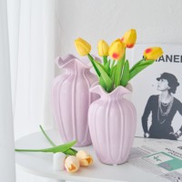 2023 moderne Style nordique rose violet céramique ornement Unique fleur forme Vase pour la décoration intérieure pour mariage salon décor